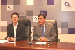 Pardo (D) en la presentación de los Planes