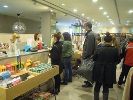 Colas en Benetton el primer día de rebajas