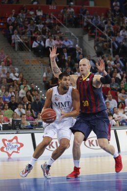 Felipe Reyes y Maciej Lampe en el Real Madrid - FC Barcelona