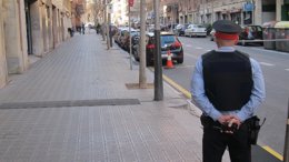 La calle Nicaragua acordonada con presencia de Mossos