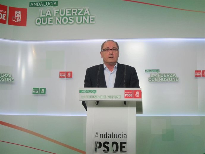 El secretario de Organización del PSOE-A, Juan Cornejo, hoy en rueda de prensa.