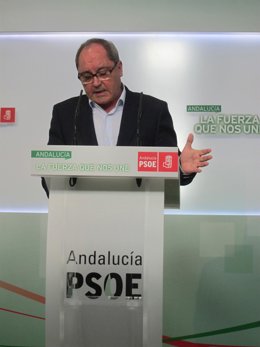 El secretario de Organización del PSOE-A, Juan  Cornejo, hoy en rueda de prensa.