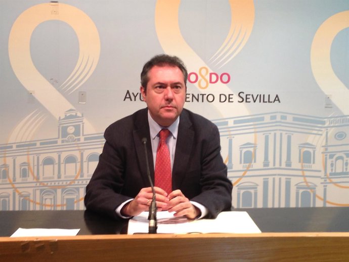 El portavoz municipal socialista de Sevilla, Juan Espadas, en rueda de prensa