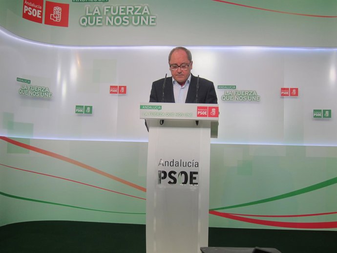 El secretario de Organización del PSOE-A, Juan Cornejo, hoy en rueda de prensa.