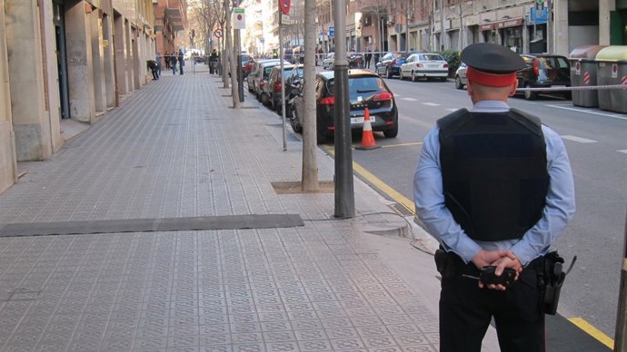 La calle Nicaragua acordonada con presencia de Mossos