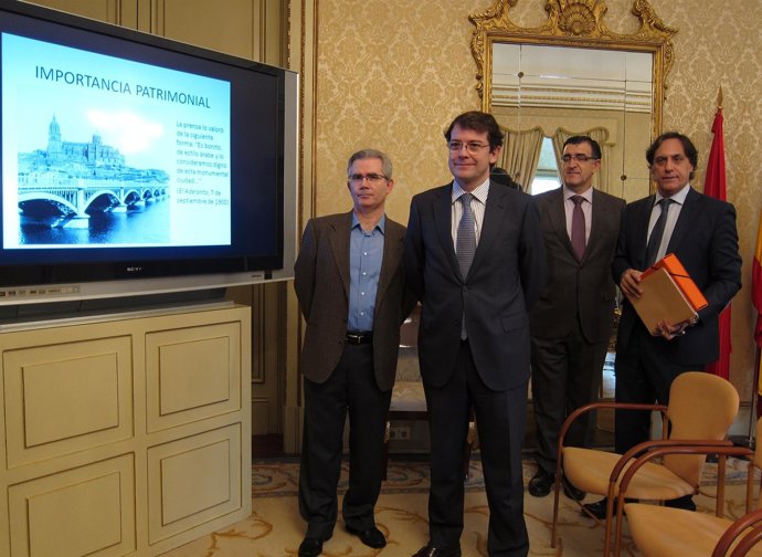 Mañueco, en primera fila, junto a expertos que han elaborado la memoria