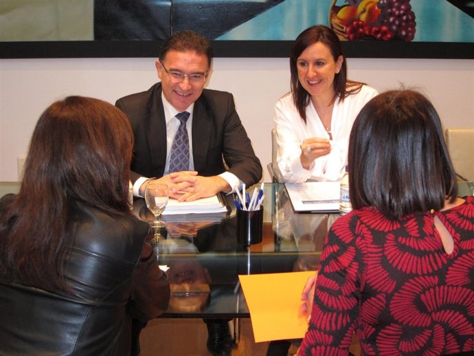 Castellano y Català en la reunión para declarar BIC la pilota valenciana.