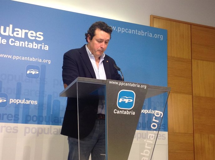 El diputado del PP Iñigo Fernández en rueda de prensa