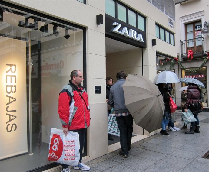 Clientes realizan sus compras de rebajas