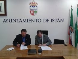 Firma del acuerdo entre Istán y el Colegio de Abogados de Málaga