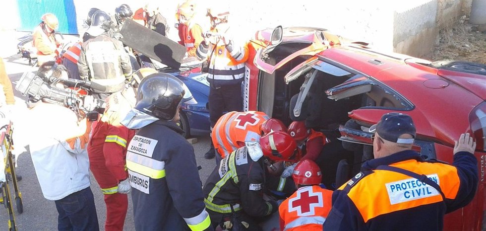 Bomberos de la DPZ participan en un simulacro de accidente de tráfico.