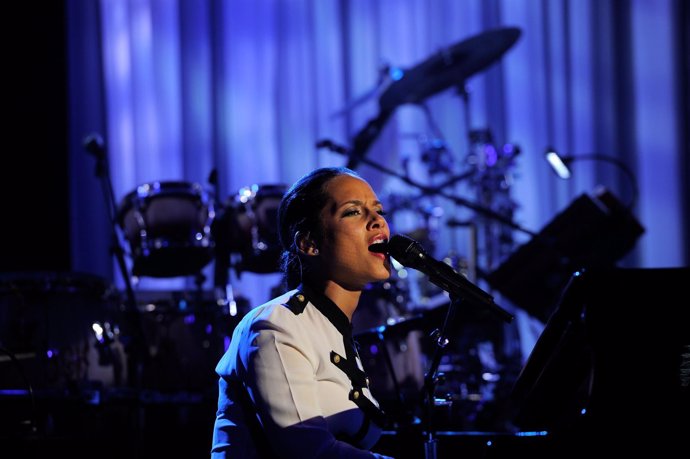 Alicia Keys Canta En La Fiesta Previa A Los Grammy 2012