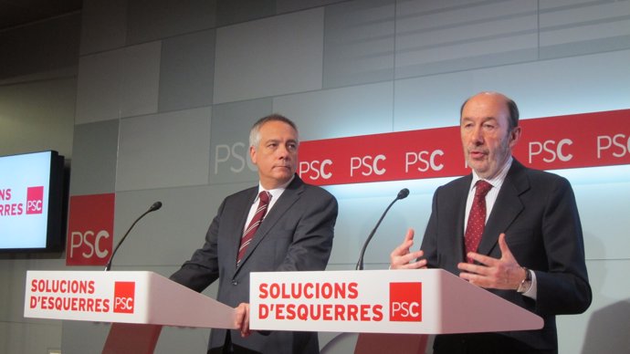 El líder del PSOE Alfredo Pérez Rubalcaba y el del PSC Pere Navarro