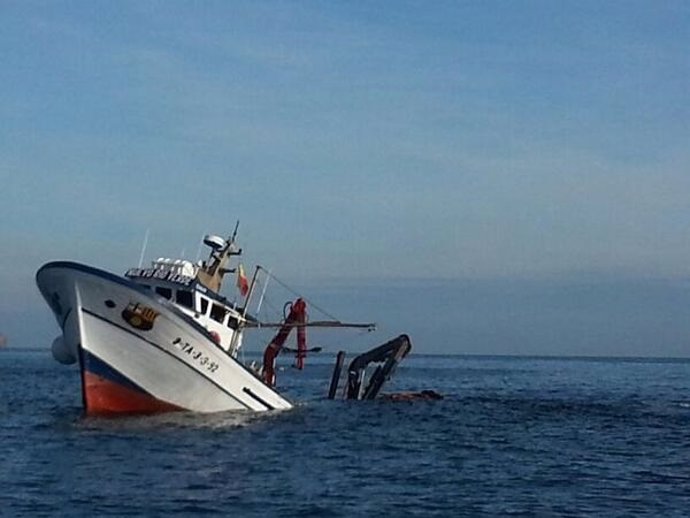 Barco pesquero hundido ante las Illes Formigues