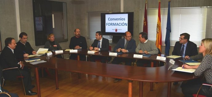 Imagen de la firma de los convenios de formación del profesorado 