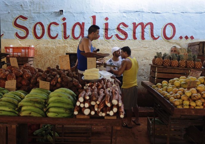Mercado de alimentos en Cuba 
