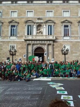 Miembros de la PAH se manifiestan en la plaza Sant Jaume de Barcelona