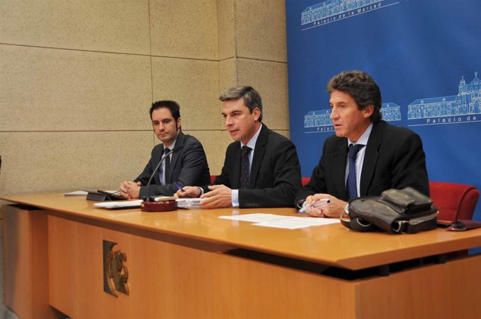 Lorite, entre Criado y Fernández, en la rueda de prensa