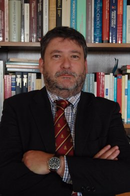 El vicerrector de Investigación de Loyola Andalucía, Carlos García