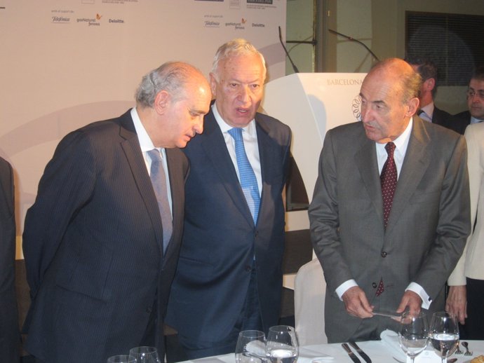Los ministros Jorge Fernández y José Manuel García Margallo con Miquel Roca