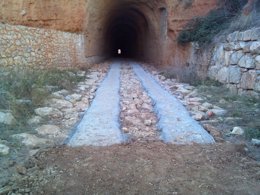 Acceso mantenimiento boca norte del tunel con huellas de piedra paralelas.