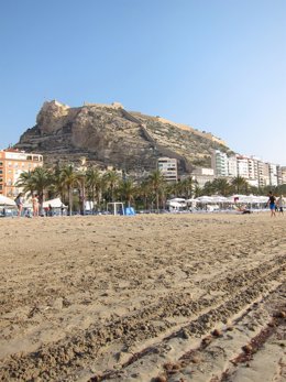 Playa Del Postiguet Con El Castillo De Santa Bárbara Al Fondo