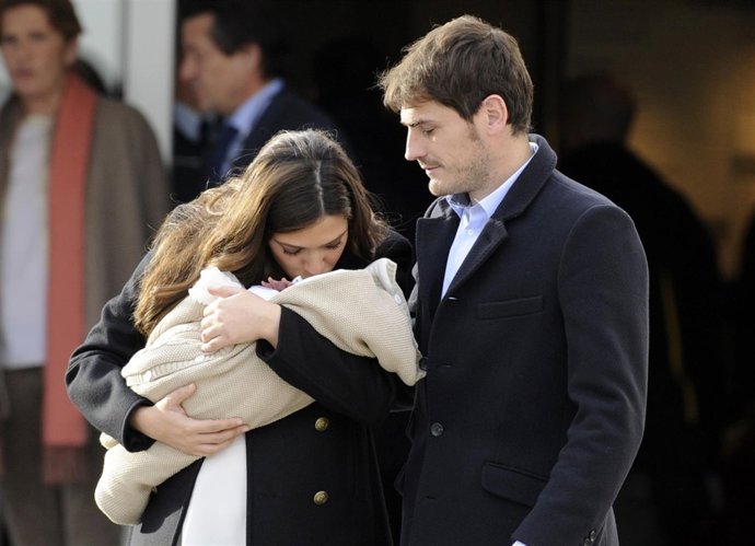 IKER CASILLAS Y SARA CARBONERO PRESENTAN A Martin En El Ruber