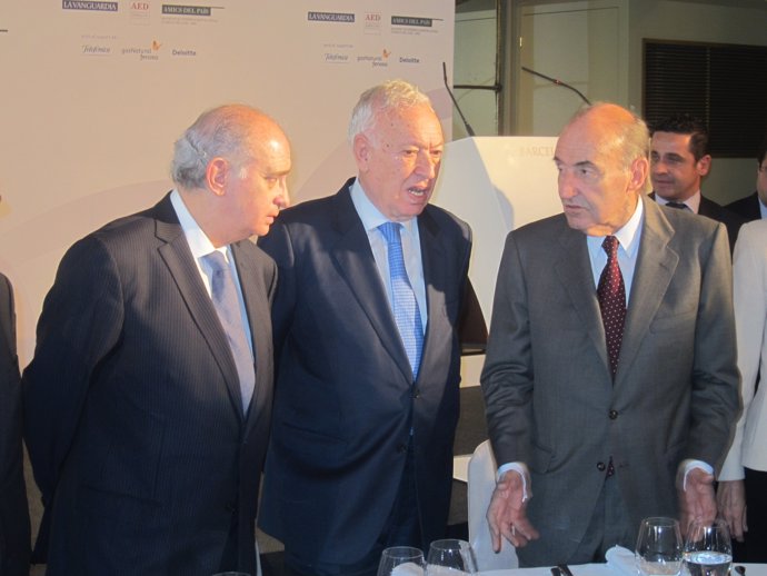 Los ministros Jorge Fernández y José Manuel García Margallo con Miquel Roca