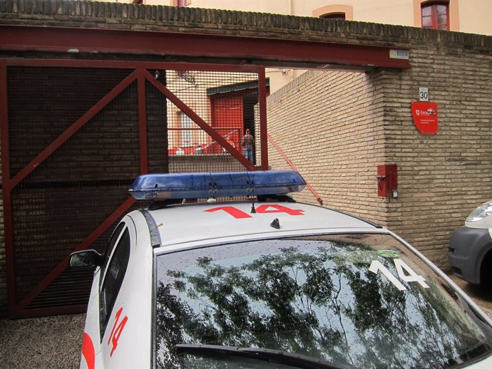 Coche de Policía Local frente al albergue de Zaragoza