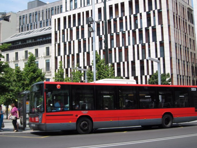 Autobús urbano en una parada en la Plaza de España de Zaragoza