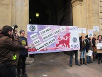 ONGs protestan ante el TSJCV para pedir justicia y la devolución del dinero el día en que declara Blasco