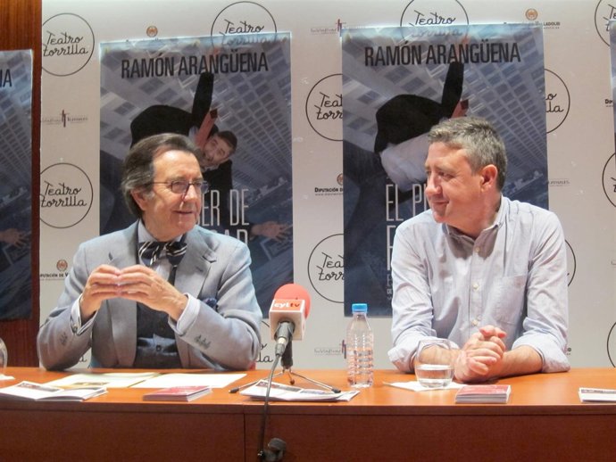 El gerente del Teatro Zorrilla, Enrique Cornejo (I), y Ramón Arangüena (D)