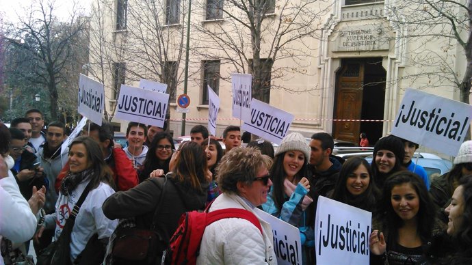 Integrantes de la 'Marea Blanca' tras conocerse la decisión