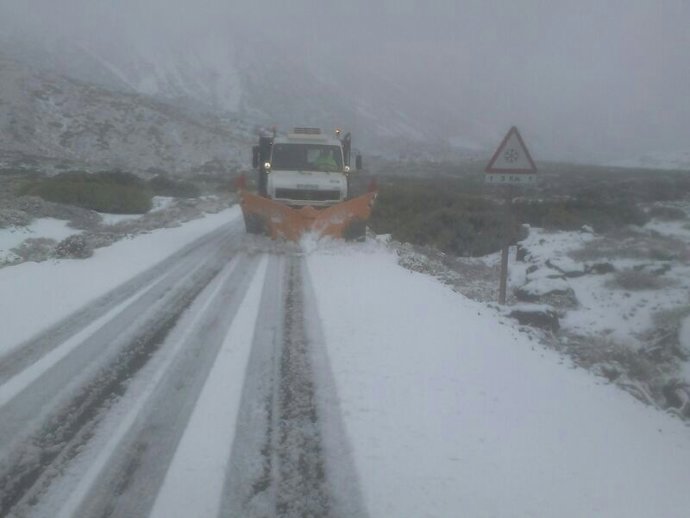 Un quitanieves en el Teide 