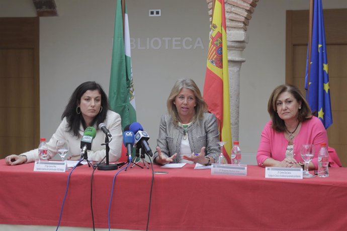 Alcaldesa de Marbella angeles Muñoz con secretaria UNEd Olga Guerrero y edil cul