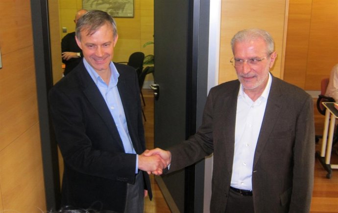 Vicent Martínez (i) y Esteban Morcillo se saludan en el Rectorado