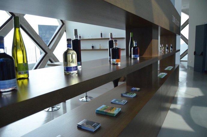 Zona de catas en el Centro de Interpretación del Vino de Bollullos (Huelva).