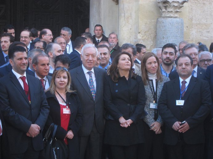 El ministro José Manuel García-Margallo (en el centro) en su visita a Córdoba