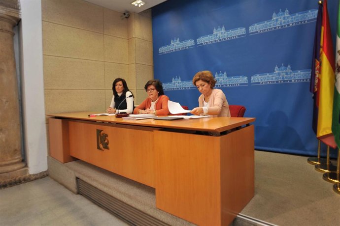 Sánchez, entre Moreno y Botella, durante la rueda de prensa