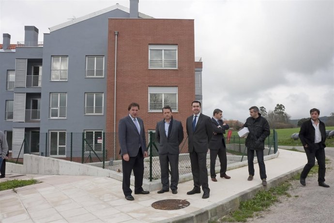 El consejero de Obras Públicas visita las VPO de Anero