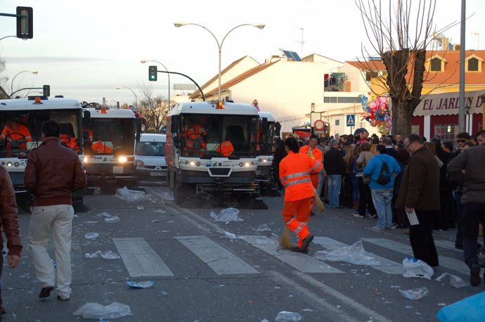 Operarios de Sadeco limpiando las calles tras el paso de la Cabalgata de Reyes