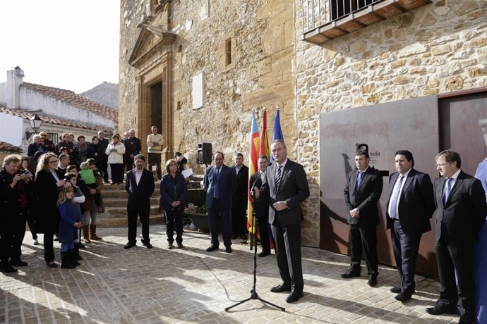 Fabra en la inauguración un hotel en la Serratella.