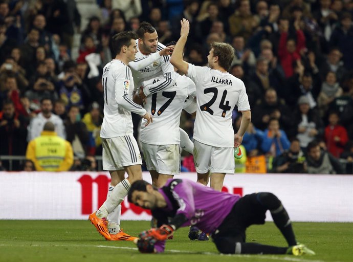 Jesé celebra el segundo gol con Illarramendi, Arbeloa y Bale