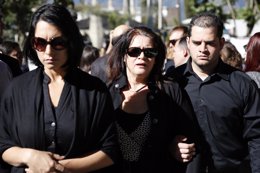 La madre y la hermana de Mónica Spear en el funeral