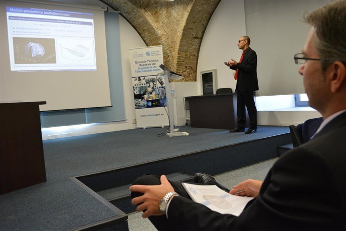 El doctorando, de pie, y el director de la investigación, sentado