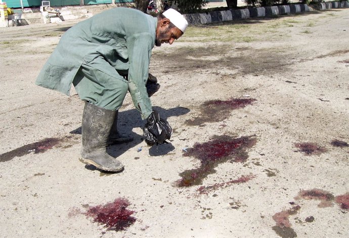 Un hombre inspecciona la zona del atentado suicida en Afganistán 