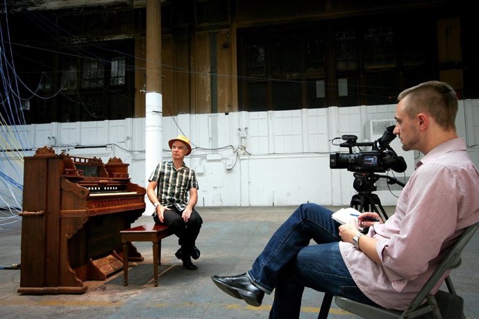 Fotograma del film que presenta el Colegio de Aparejadores