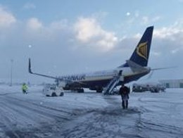 Avión en aeropuerto con nieve