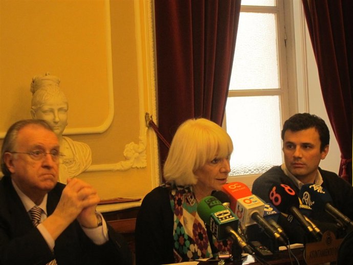 La alcaldesa de Cádiz, en el centro, durante la rueda de prensa