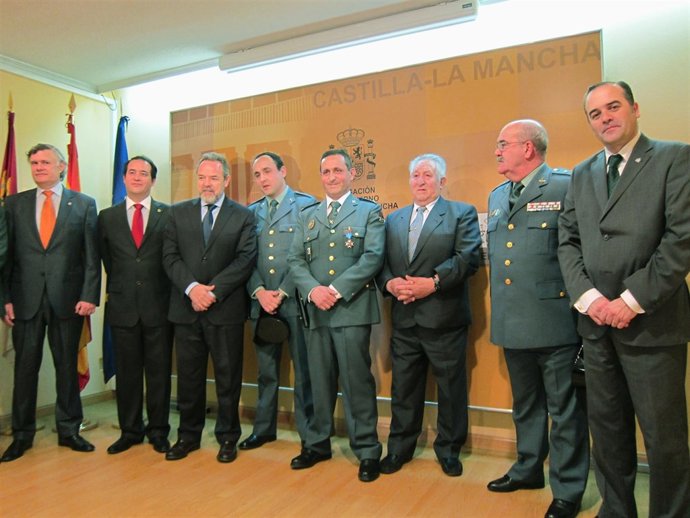 Labrador en acto entrega medalla a guardia civil
